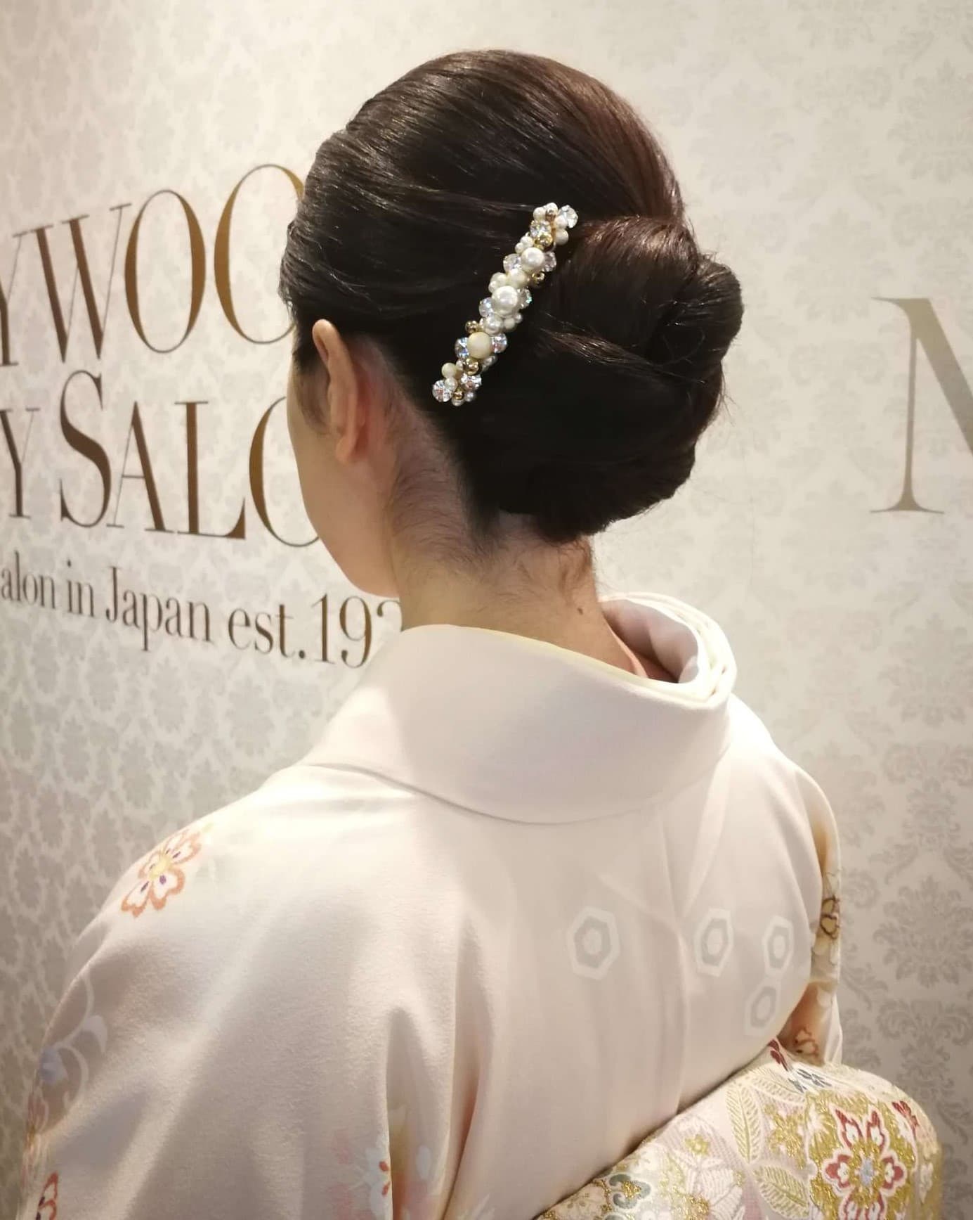 品あるシニヨンスタイル — 卒業・卒園・入学式・七五三のお祝いにおすすめ
ミディアム〜ロング | タイトシニヨン | 約60分