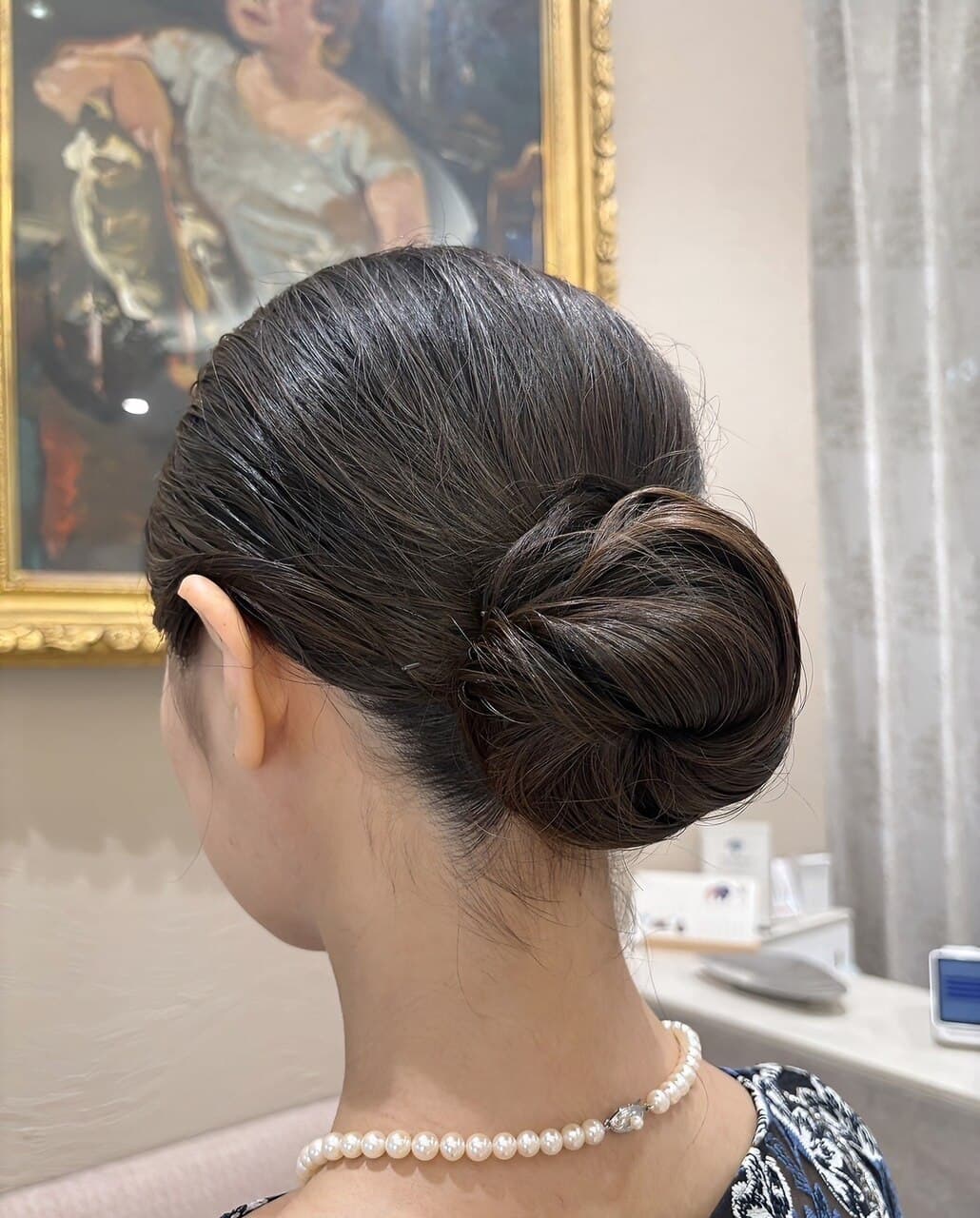 大人の抜け感シニヨン — かっちりし過ぎないスタイルで
ミディアム〜ロング | ルーズシニヨン | パーティー・カジュアルに | 約60分